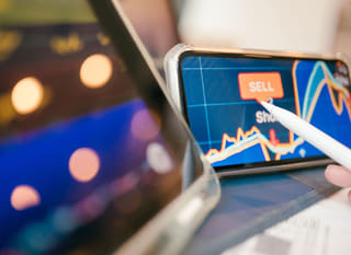 Analyse de Bitcoin, d'Ethereum et des options forex par un trader multimarchés